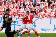 拜仁被打崩！半场3球落后，4年第一次，乌尔比希一脸尴尬
